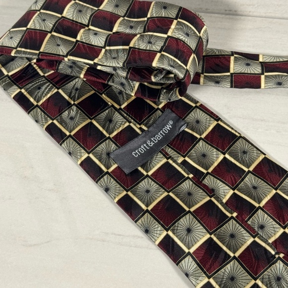 Croft and Barrow .. Elegant Burgundy and Gray Men's Tie - Picture 2 of 2